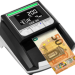 Tester banknotów CCE 30 z banknotem 50 euro